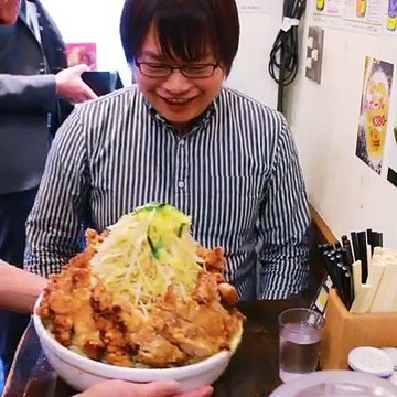 完食できる？『旨辛ラーメン表裏』のメガ盛りラーメン！