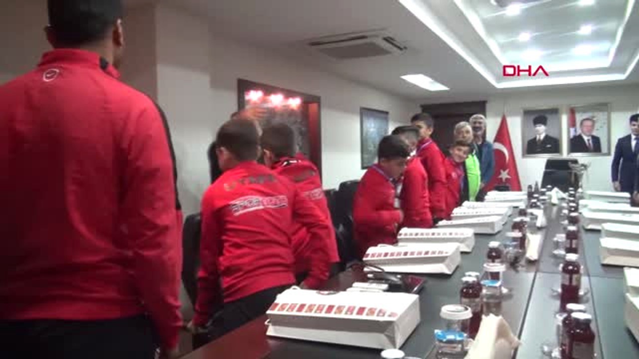 Şırnak Barselona'da Şampiyon Olan Şırnak'lı Çocuklar Vali'yi Ziyaret Etti