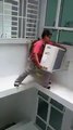 Cet ouvrier complètement fou installe une climatisation sur le rebord d'un immeuble sans sécurité !