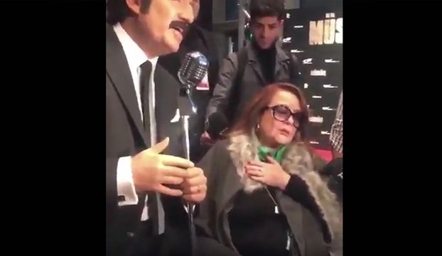 Müslüm Gürsesin balmumundan heykelini gören Muhterem Nur gözyaşlarına boğuldu