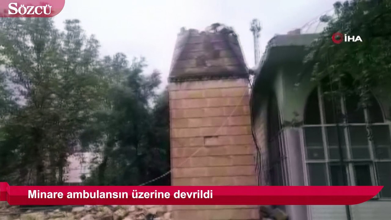 Minare ambulansın üzerine devrildi