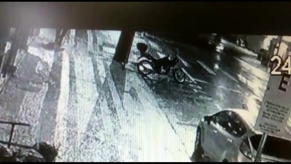 Colisão entre carro e bicicleta no Centro é flagrada por câmeras de segurança
