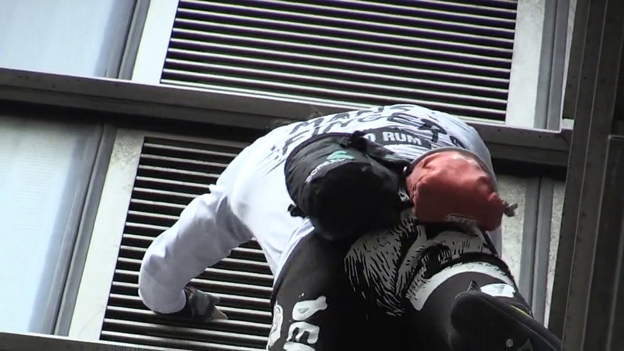 'French Spiderman' Alain Roberts climbs London's Heron Tower