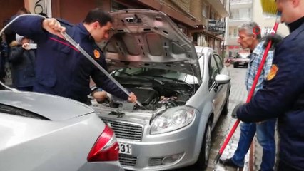 Otomobilin motoruna sıkışan kedi güçlükle çıkarıldı