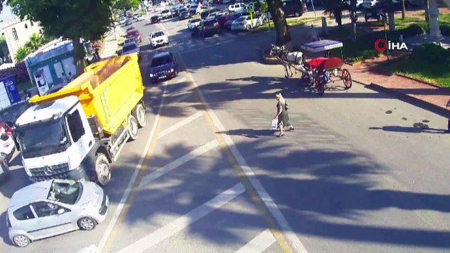 Bursa’da MOBESE kameralarına yansıyan ilginç kazalar