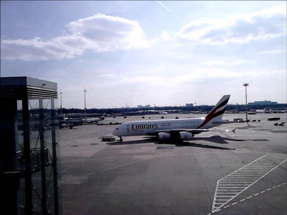Emirates  Airbus A380   Flugzeug Start  vom Flughafen  Düsseldorf - Dubai