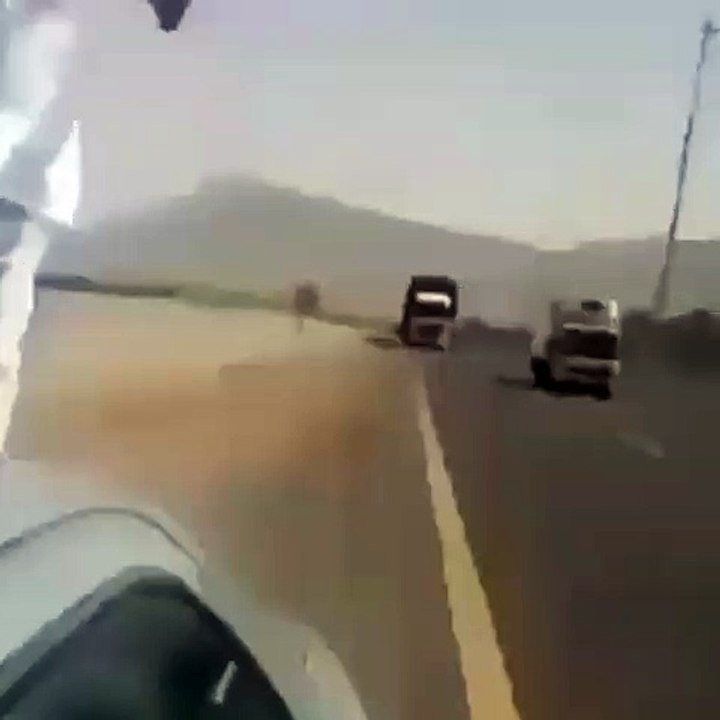 ADAM TIRIN ÖNÜNE  ATLIYOR