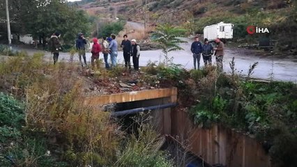 Park Halindeki Traktör Su Kanalına Uçtu