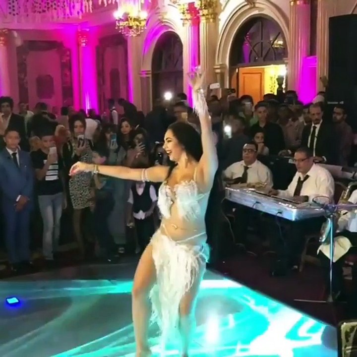DANSI İLE ADETA DÖKTÜRDÜ