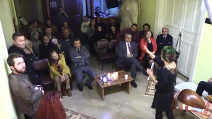 Yetişkinler Mum ve Müzik Eşliğinde Masal Dinledi