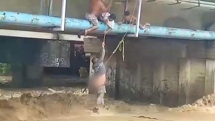 Homem escapa à fúria das águas no México