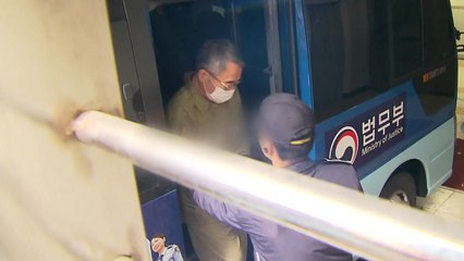 수의 입은 임종헌, 구속 후 첫 소환..."진술 거부" / YTN