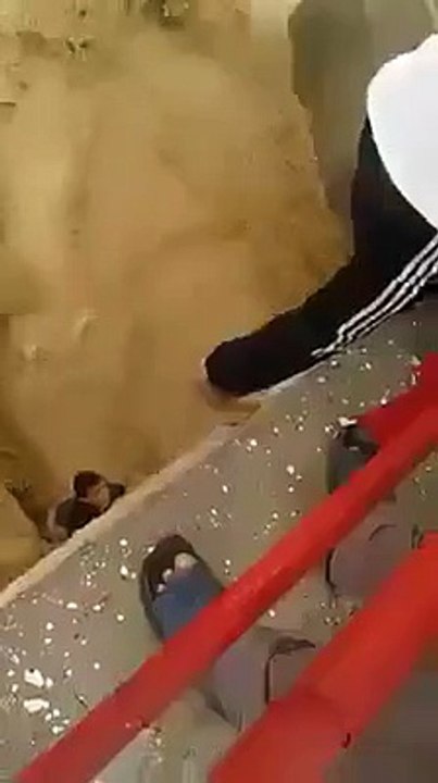 شاهد.. محاولة إنقاذ أحد أطفال الحافلة المدرسية المفقودة بالسيول فى الأردن