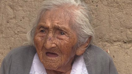 Mamá Julia celebra su cumpleaños 118 tocando el charango y tomando Coca Cola