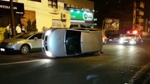 Sandero tomba após colisão na Avenida Brasil