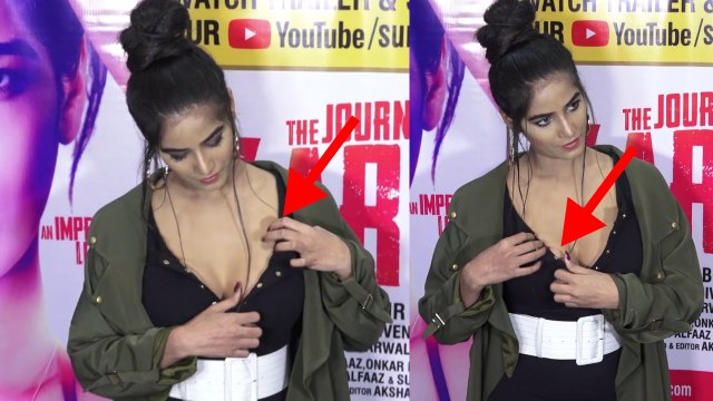 Poonam Pandey फिल्म के प्रमोशन के दौरान अपनी ही ड्रेस से हुई परेशान; Watch Video | Boldsky