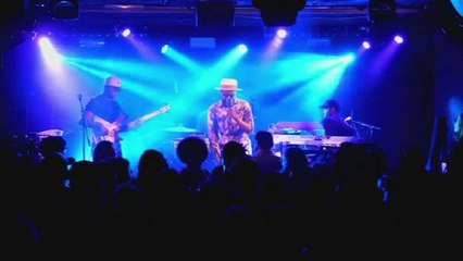 Le musicien kényan, Blinky Bill, explique ce qui ne va pas avec le terme "World music"