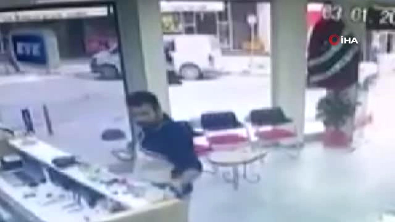 Arnavutköy'de Sadaka Kutusu Çalan Hırsız Kamerada