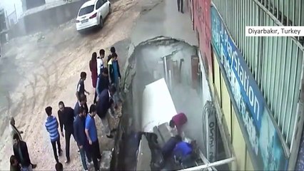 பாதாள சாக்கடைக்குள் விழுந்த 2 பெண்கள்.. அதிர்ச்சி வீடியோ!