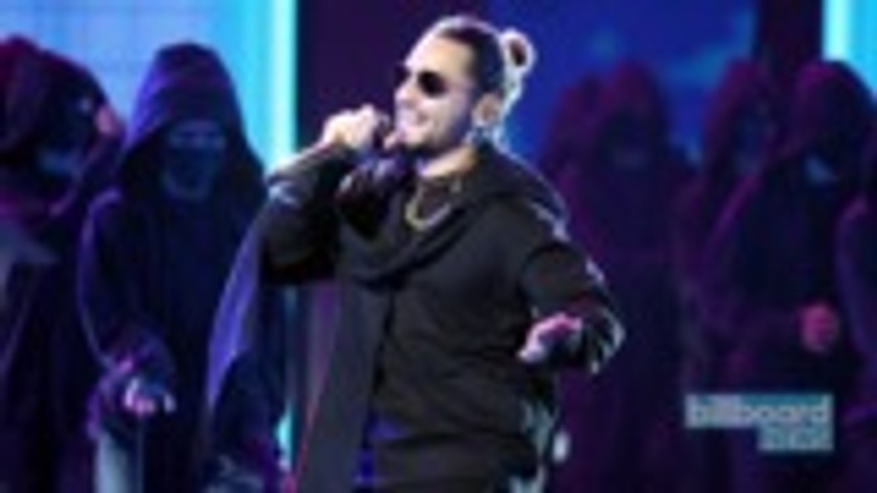 Maluma Performs Remix of 'Mala Mia' at 2018 Latin AMAs | Billboard News