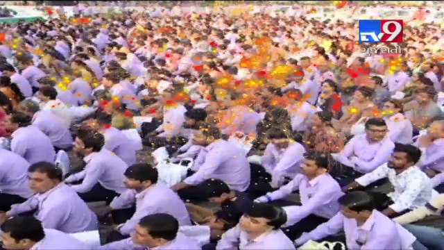 Diamond tycoon gifts cars/flats to employees as Diwali bonus, Surat- Tv9