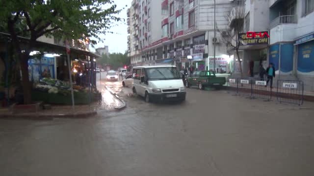 Siirt'te Okul Bahçesini Sel Suları Bastı Öğretmen ve Öğrenciler Sıralardan Oluşturulan Basamaklarla...