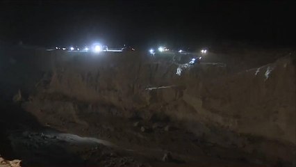 السيول تجرف حافلة مدرسية بالأردن