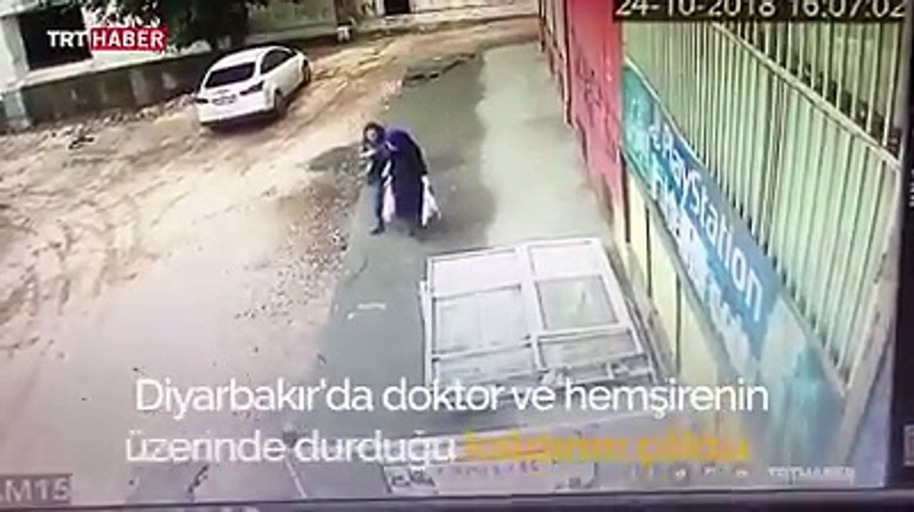 Kaldırım hemşire ve doktoru yuttu
