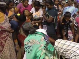 அதிமுக பொதுக்கூட்டத்தில் பக்தி பாட்டு பாடியதால் சாமியாடிய பெண்கள்!