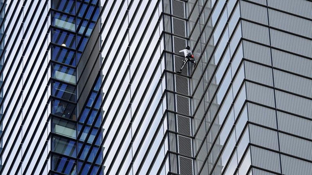 Französischer 'Spiderman' klettert in London