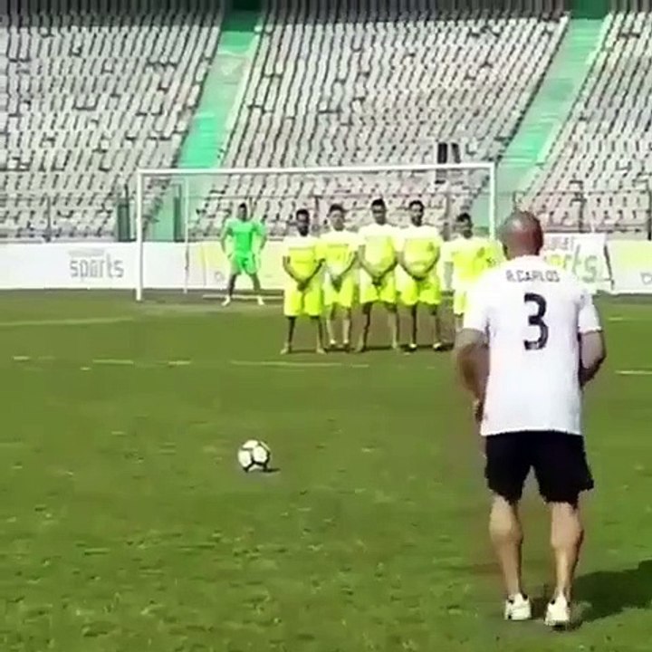 L'ancien footballeur brésilien Roberto Carlos n'a rien perdu de ses frappes sur coups francs