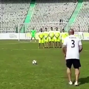 L'ancien footballeur brésilien Roberto Carlos n'a rien perdu de ses frappes sur coups francs