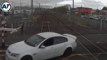 Un conducteur idiot traverse un passage à niveau au rouge quand un train arrive !