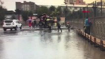 Siirt'te Okul Bahçesini Sel Suları Bastı Öğretmen ve Öğrenciler Sıralardan Oluşturulan Basamaklarla...