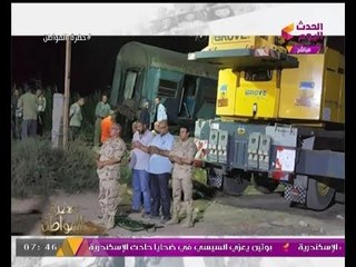"سيد علي" يعرض صورة أثناء أداء أفراد القوات المسلحة الصلاة من موقع حادث قطاري الإسكندرية