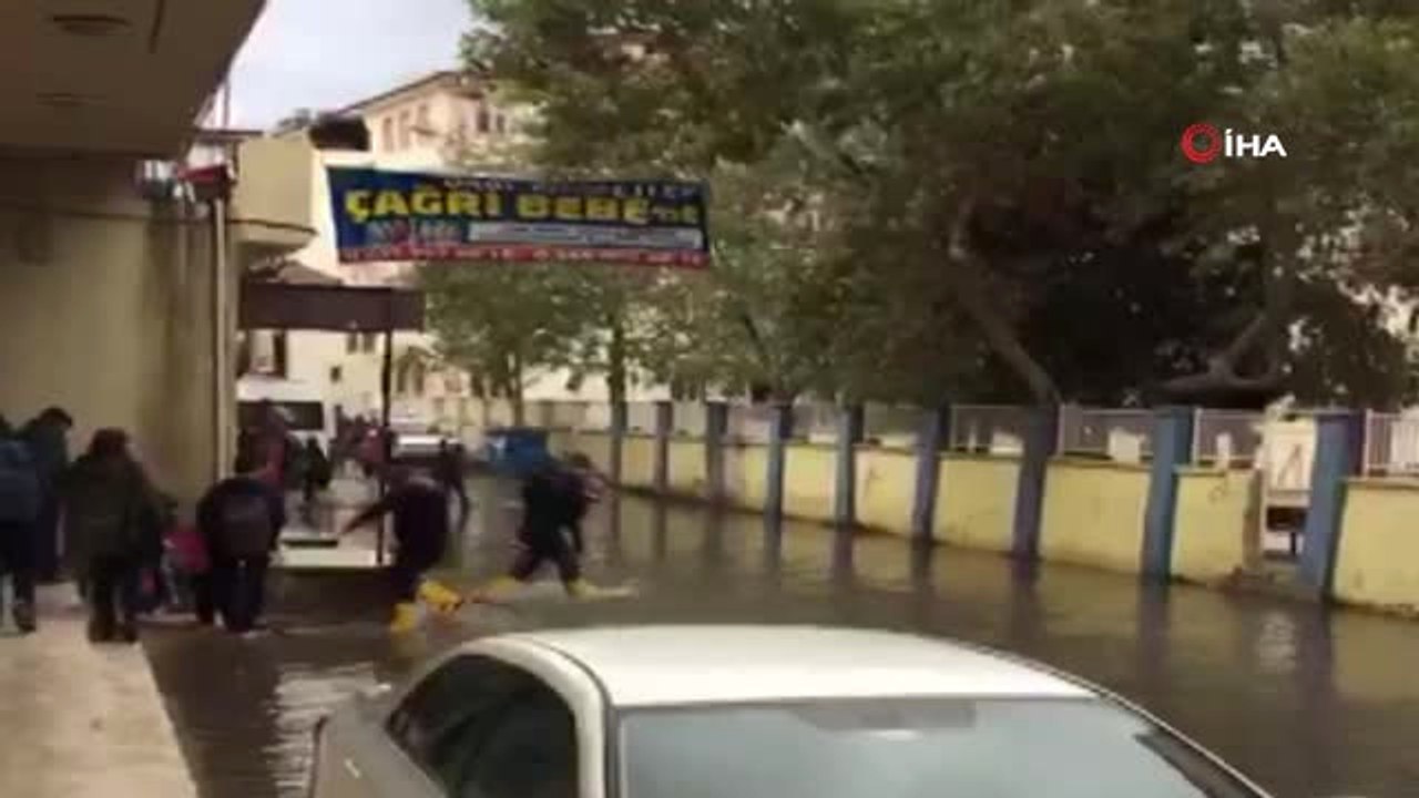 Nurdağı'nda Aşırı Yağış Vatandaşlara ve Öğrencilere Zor Anlar Yaşattı