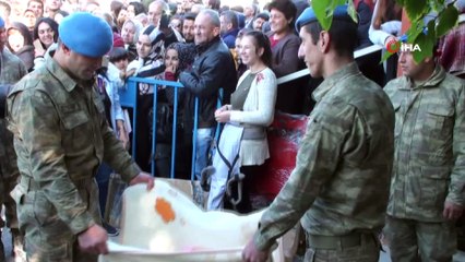 Ağlayan bebeği Mehmetçik sallayarak uyuttu