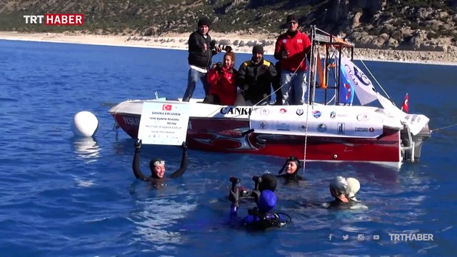 Şahika Ercümen Salda Gölü'nde 65 metreye dalarak rekor kırdı