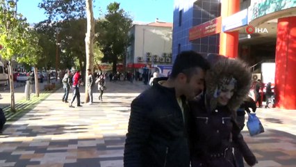 Şiddetli rüzgar vatandaşa zor anlar yaşattı