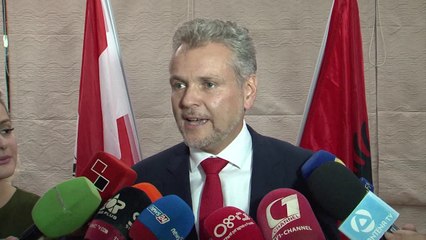 Ora News - Sattler: Debati të ndodhë në Parlament, vetingu në politikë nga SPAK