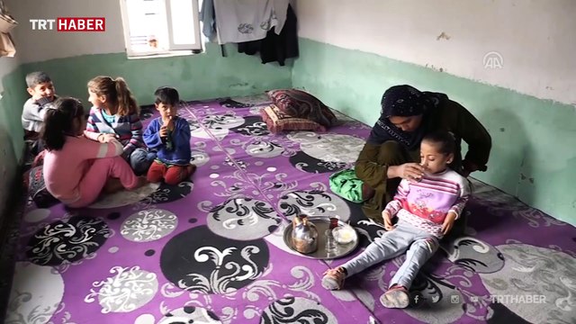 Hatice Aykut engelli kızını her gün okula sırtında taşıyor
