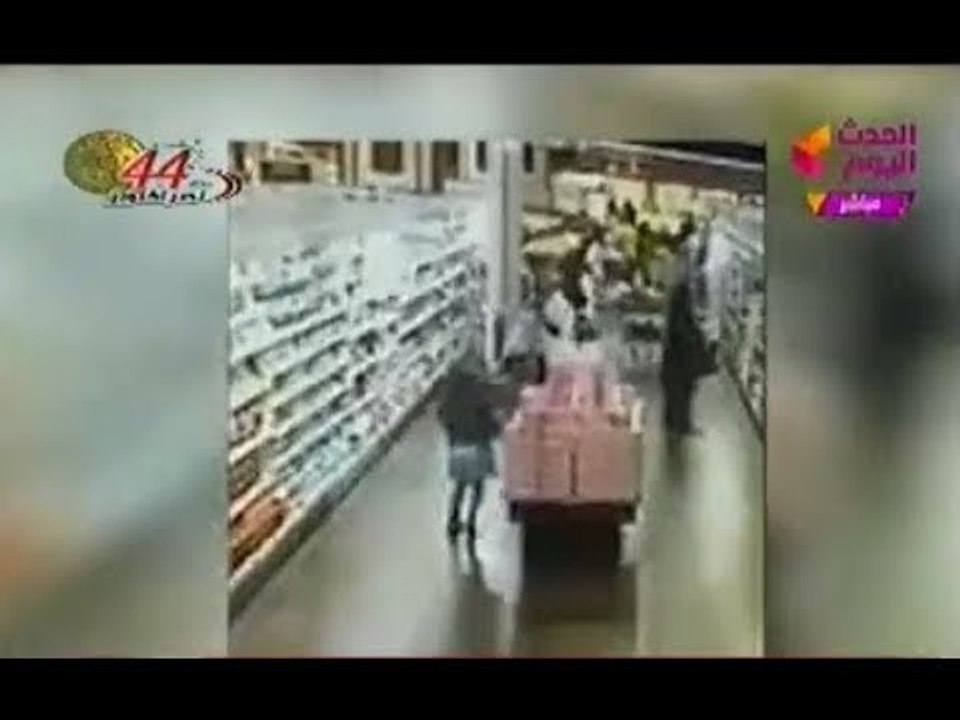 فيديو بشع (+18) لمحاولة اغتصاب طفله داخل سوبر ماركت وتعليق ناري لمذيعة الحدث