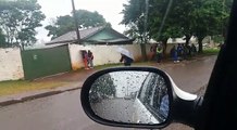 Internauta filma alunos esperando na chuva colégio abrir