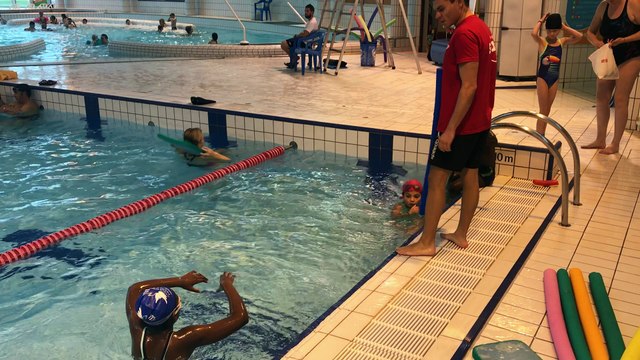 Dernières longueurs pour ces jeunes qui ont bénéficié de cours de natation grâce au Secours Populaire