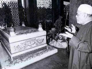 شاهد : قصة "حلم" الشيخ الشعراوي الذي دفعه لزيارة قبر "عبد الناصر" والتراجع عن انتقاده