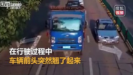 Trop chargé, ce camion se soulève en pleine route !