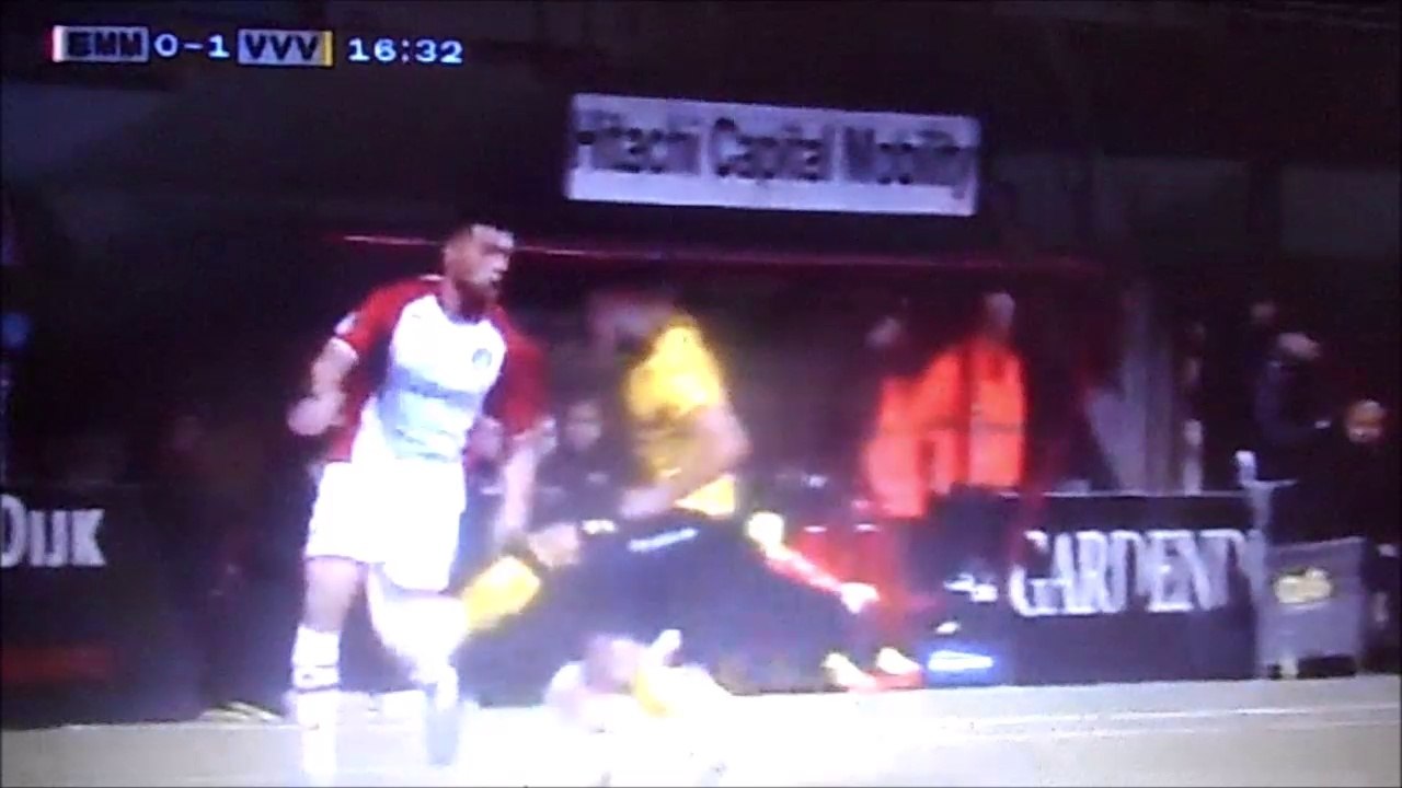 Roel Janssen gets direct red card for kick to the nuts vs FC Emmen!