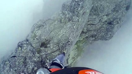 Cet homme a eu la frayeur de sa vie en passant sur la crête d'une montagne