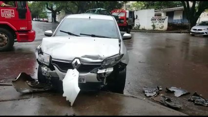 Carros batem em cruzamento no centro