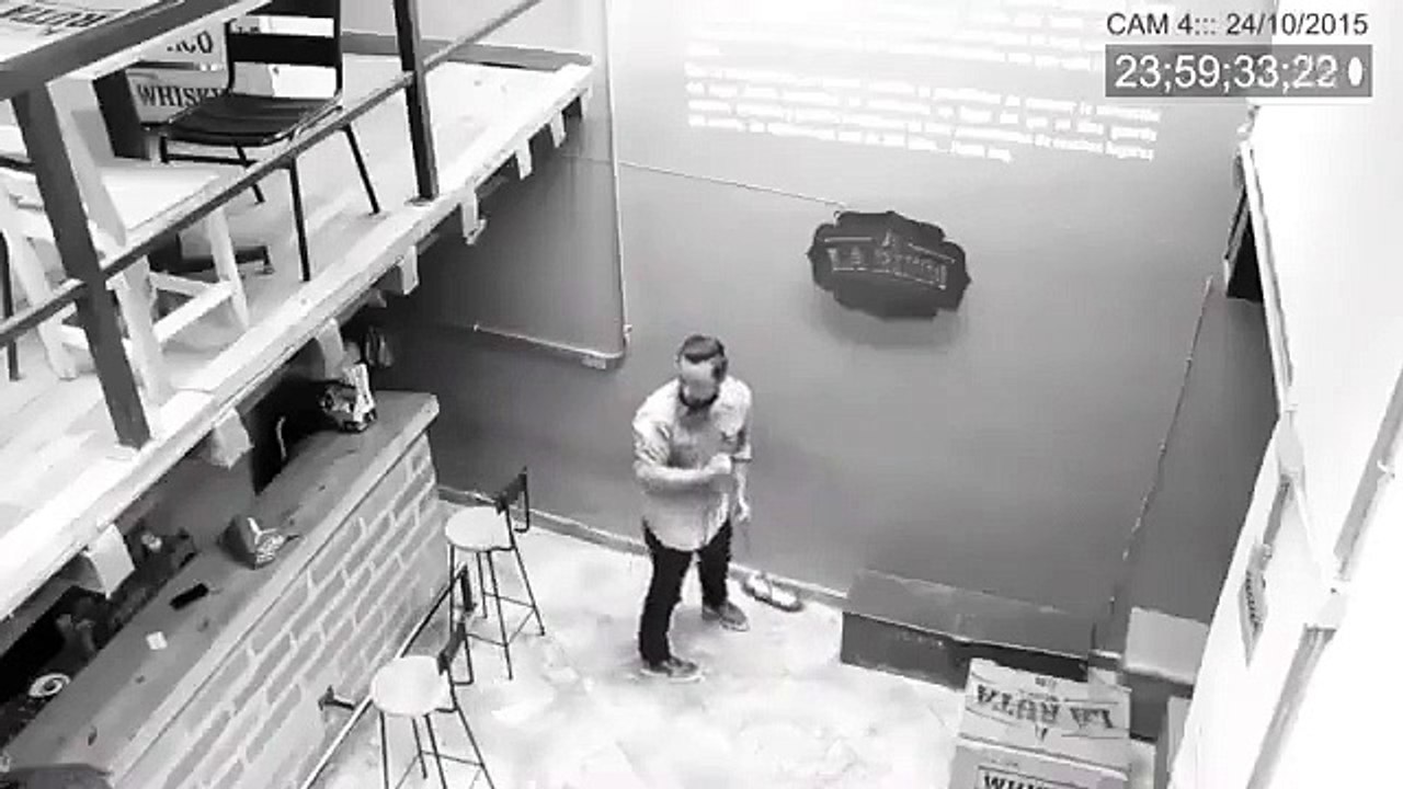 En panique quand il aperçoit des objets qui bougent dans son restaurant